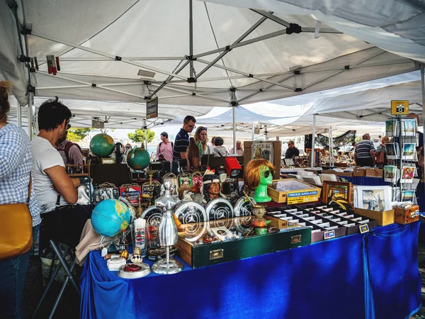 Menschen einkaufen Flohmarkt mit Meerblick in der Nähe der — Stockfoto