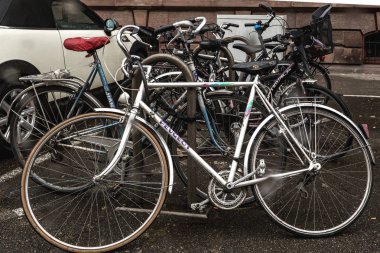 Şehirde Bisiklet park Peugeot Fransız bisiklet