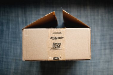 Açık Amazon Prime karton kutu yukarıdan görünüm