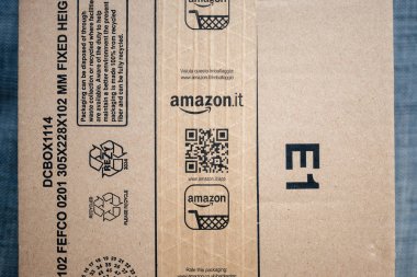 Qr kodu ile Amazon Prime karton yukarıdan görünüm