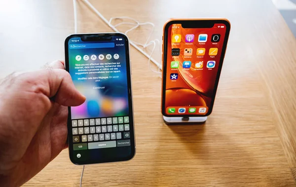 Man hand holding latest iPhone XR smartphone — Stock Photo, Image