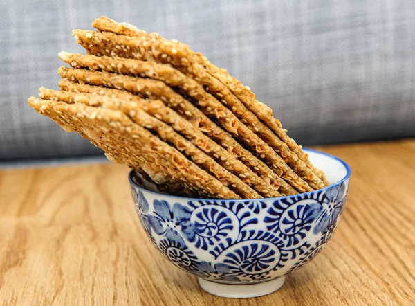 Vista lateral de bio delicioso pan crujiente en tazón japonés — Foto de Stock