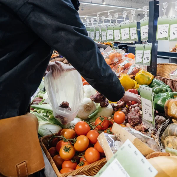 Nainen ostaa hedelmiä vihanneksia supermarketista Ranskassa — kuvapankkivalokuva