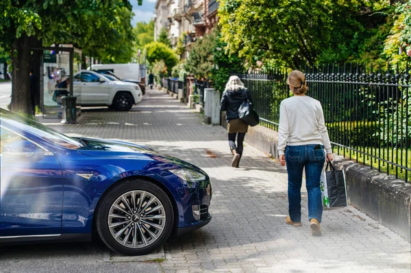 Tesla model S 90d elektryczny supersamochód zaparkowany w mieście — Zdjęcie stockowe