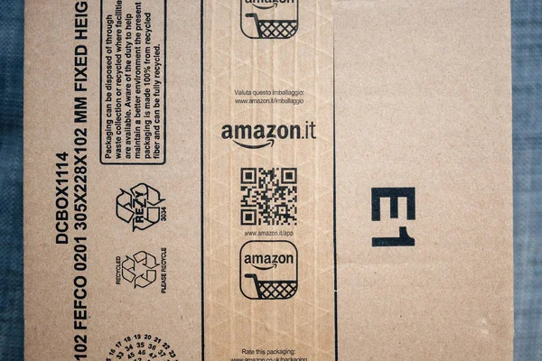 Vista desde arriba en el cartón Amazon Prime con código QR — Foto de Stock