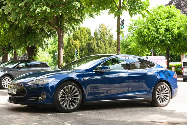 Электромобиль Tesla Model S 90D припаркован в городе — стоковое фото