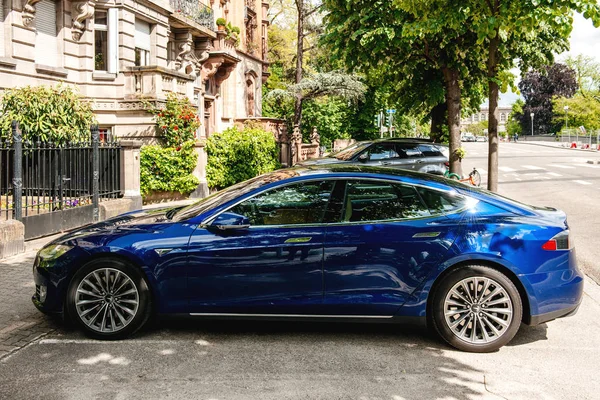 Электромобиль Tesla Model S 90D припаркован в городе — стоковое фото