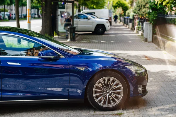 Электромобиль Tesla Model S 90D припаркован в городе — стоковое фото