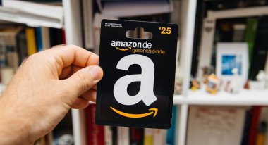 25 € değerinde Amazon Hediye kartı tutan adam el