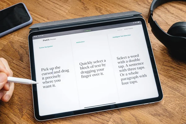 Man lezen op iPad Pro over ipados — Stockfoto