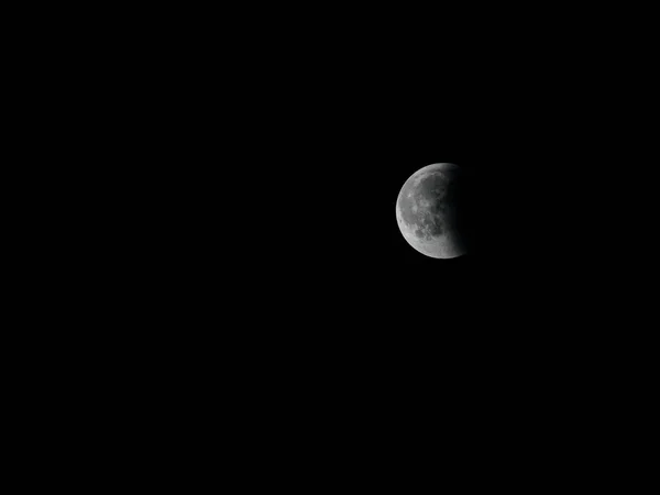 Вид телескопа на частичное лунное затмение — стоковое фото