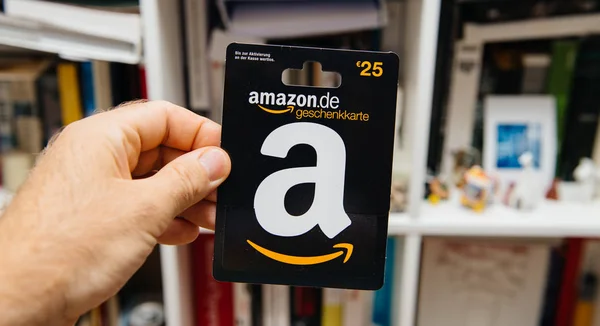 Homme tenant Amazon Carte cadeau d'une valeur de 25 euros — Photo