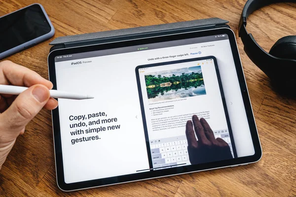 Man lezen op iPad Pro over ipados — Stockfoto