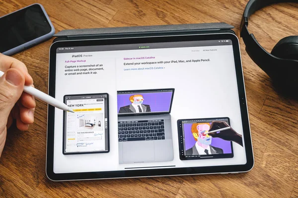 Člověk si čte na zařízení iPad pro o ipados — Stock fotografie