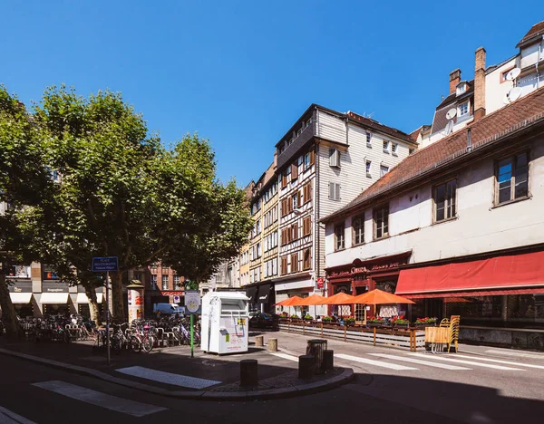 Place du Temple-Neuf in central Strasbourg vintage Citroen car driving  between cars – Stock Editorial Photo © ifeelstock #551629444