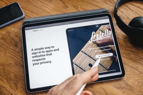 Uomo che legge su iPad Pro su iPadOS — Foto Stock