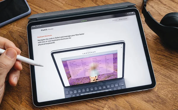 Homem lendo no iPad Pro sobre atalhos de teclado iPadOS — Fotografia de Stock