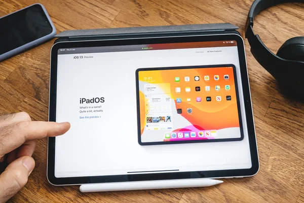 Homem lendo no iPad Pro sobre iPadOS — Fotografia de Stock