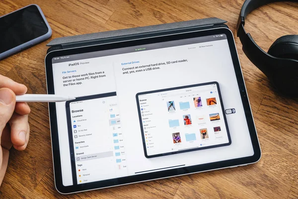 Man lezen op iPad Pro over ipados — Stockfoto