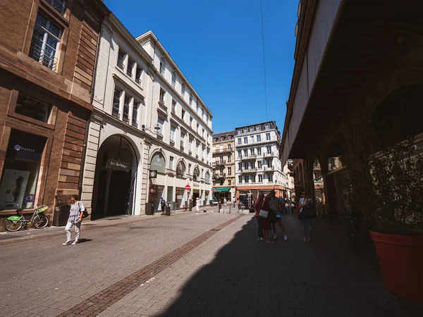 Ulica Rue des Grandes Arcades ze sklepami w Strasburgu — Zdjęcie stockowe