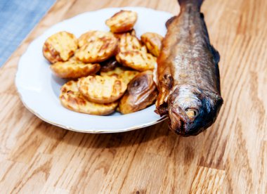 füme balık ve destekli patates