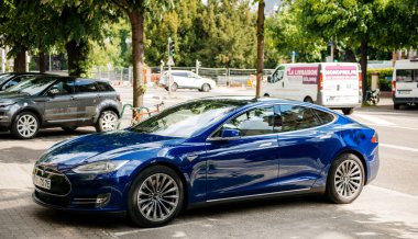 Tesla Model S 90d elektrikli supercar şehirde park