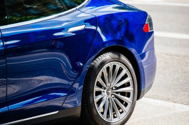 Tesla Model S 90d elektrikli supercar şehirde park