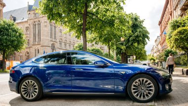 Tesla Model S 90d elektrikli supercar şehirde park