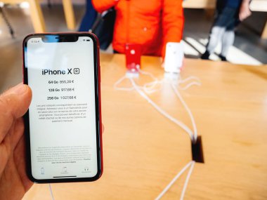 Adam el tutan yeni iphone Xr akıllı telefon telefon