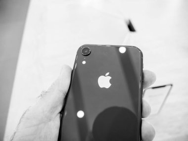 Adam el tutan yeni iphone Xr akıllı telefon telefon