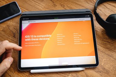 Man iPad Pro WWDC 19 ürün lansmanı üzerinde okuma
