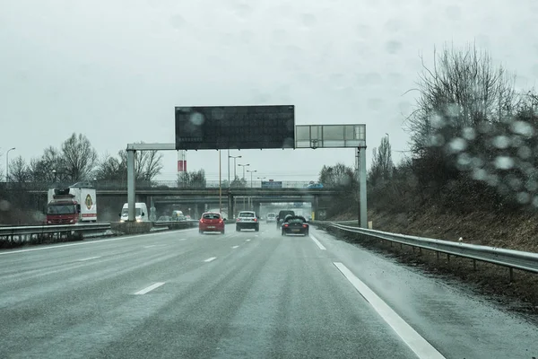 Kierowca POV w samochodach jeżdżąc szybko na francuskiej autostradzie — Zdjęcie stockowe
