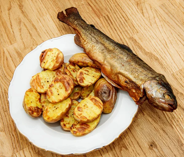 Uzené ryby a kryté brambory — Stock fotografie