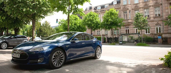 Электромобиль Tesla Model S 90D припаркован в городе — стоковое фото
