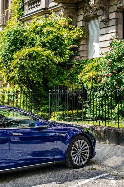 Tesla Modelo S 90D supercarro elétrico estacionado na cidade — Fotografia de Stock