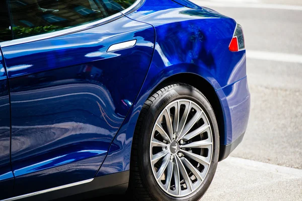 Tesla Model S 90d elektrische supercar geparkeerd in de stad — Stockfoto