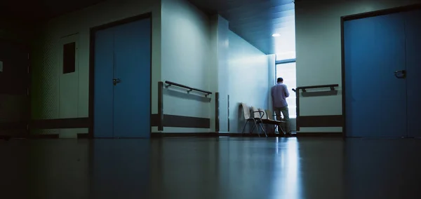 Homem solteiro solitário na sala de espera do hospital — Fotografia de Stock