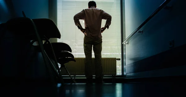 Uomo che utilizza in sala d'attesa dell'ospedale — Foto Stock