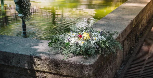 Roh dekorace květinové vody — Stock fotografie