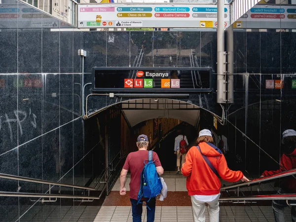 TMB Espanya Metro underground station människor fallande — Stockfoto