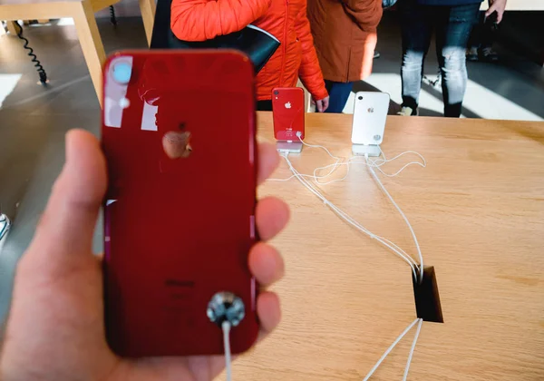 Hombre de la mano sosteniendo el nuevo teléfono inteligente iPhone XR — Foto de Stock