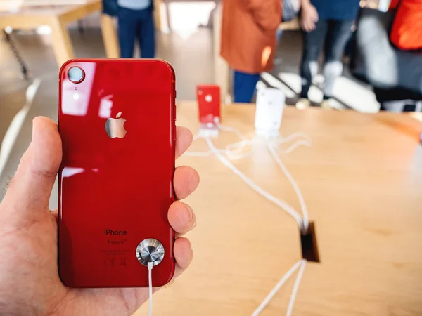 Hombre de la mano sosteniendo el nuevo teléfono inteligente iPhone XR —  Fotos de Stock