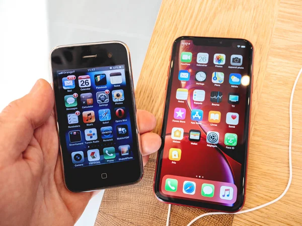 Man hand hålla nya iPhone XR 3GS Smartphone telefon — Stockfoto