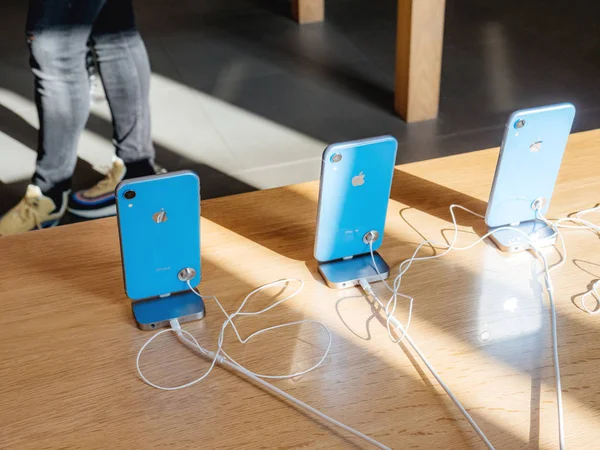 Mann hält neues iPhone xr Smartphone-Telefon in der Hand — Stockfoto