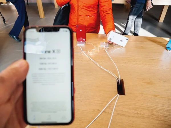 Hombre de la mano sosteniendo el nuevo teléfono inteligente iPhone XR —  Fotos de Stock