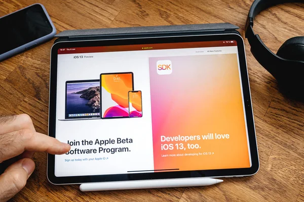 Czytanie Man na iPad Pro WWDC 19 uruchomienie produktu — Zdjęcie stockowe