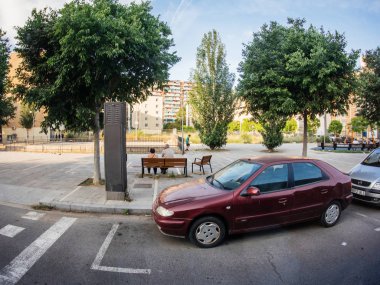 İspanyol mahalle insanlar araba geniş görüntü