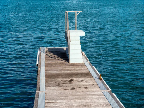 Strandbrygge med forhøyet plattform for vannhopping – stockfoto
