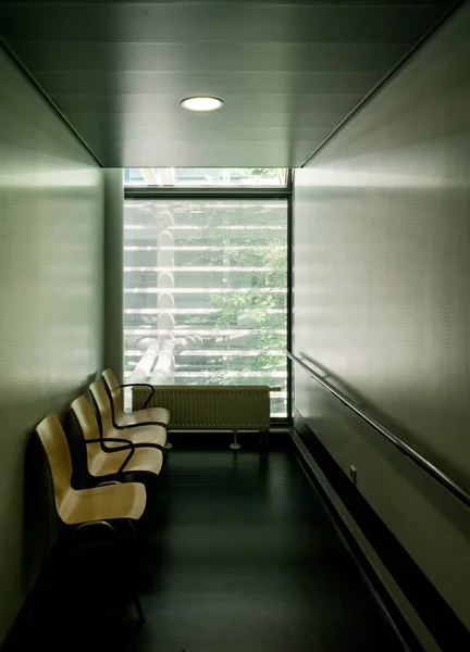 Svuota la moderna sala d'attesa dell'ospedale con quattro posti — Foto Stock