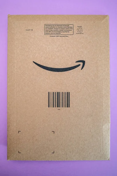 Mor arka plan üzerinde Amazon Zarf